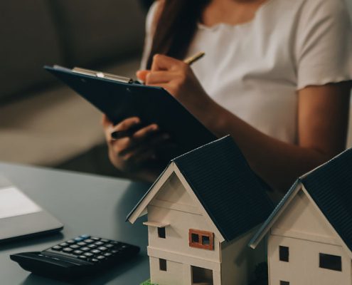 Mujer revisa los requisitos de un Crédito Hipotecario