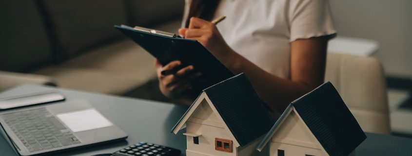 Mujer revisa los requisitos de un Crédito Hipotecario