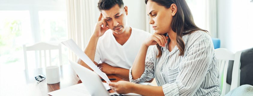 Pareja postulando a subsidio habitacional