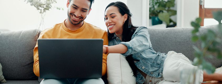 Pareja simulando crédito hipotecario